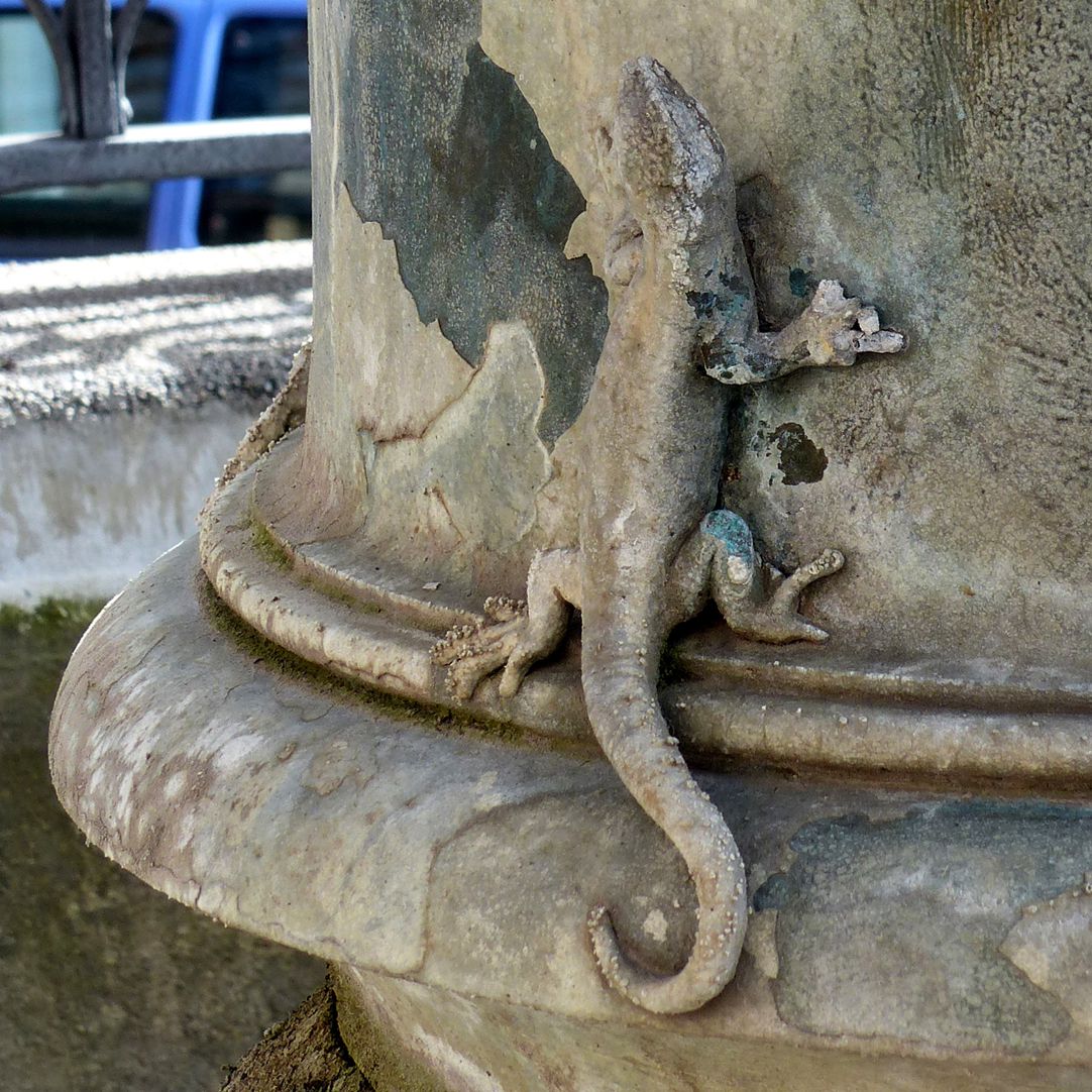 Geiersbrünnlein (Little vulture fountain) Basin pillar, salamander