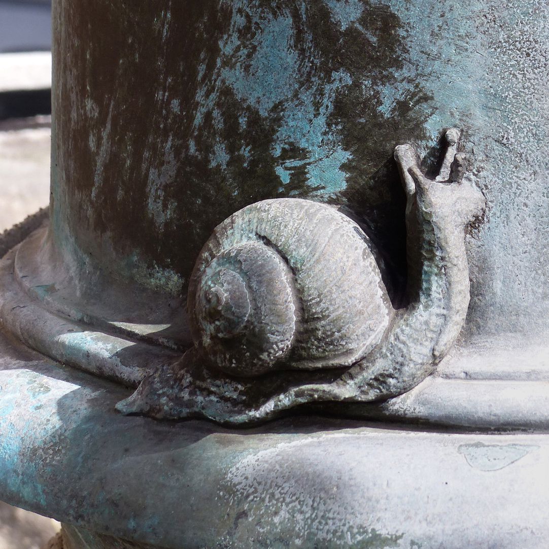 Geiersbrünnlein (Little vulture fountain) Basin pillar, snail