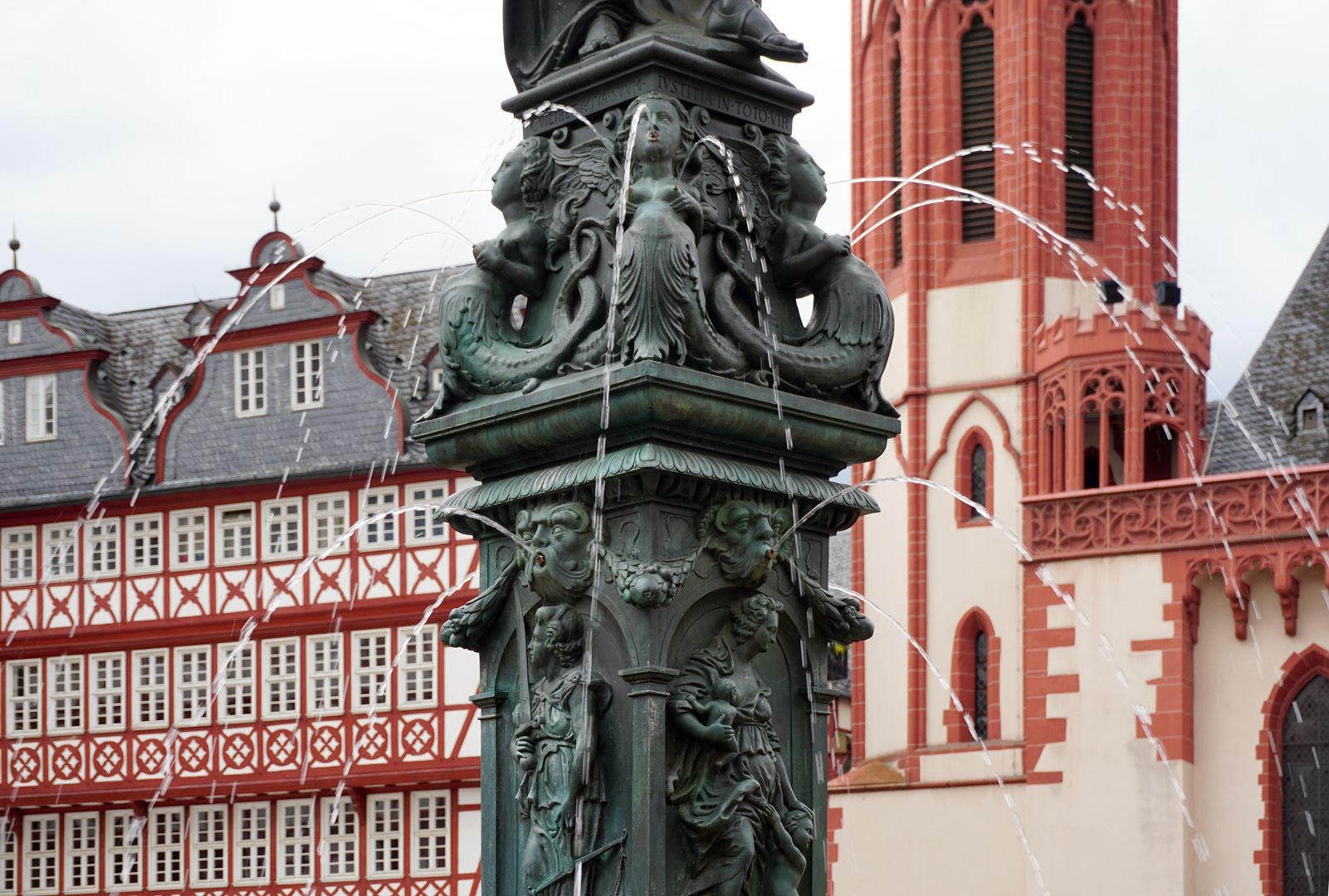 Fountain of Justice (Frankfurt a.M.) Base frame with double-tailed sea women and upper half of the fountain stick with water operation