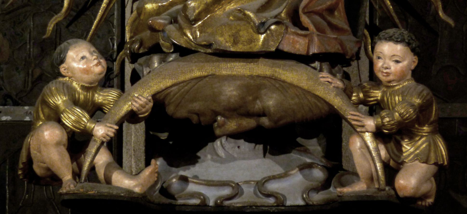 Muttergottes Mondsichel  mit Mondgesicht, von Renaissanceputti getragen