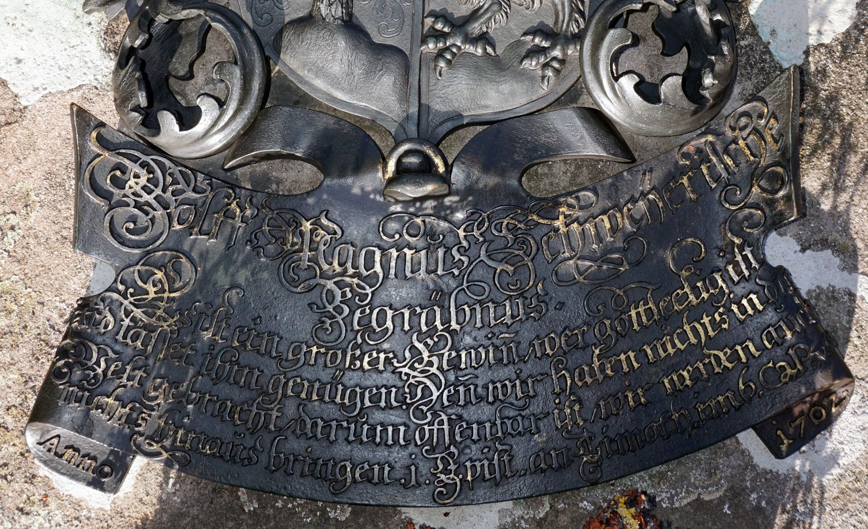 Epitaph des Wolf Magnus Schweyer Die an dem Wappenschild "angehängte" Inschrift auf einem "fliegendem" Zettel