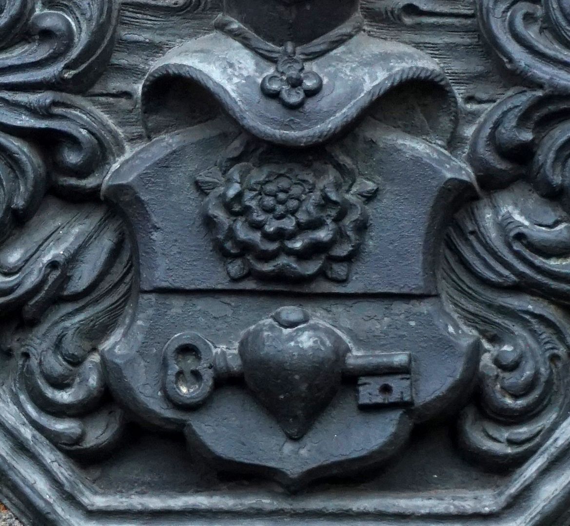 Wandgrabmal des Johann Schlütter Wappenschild mit Rose und einem durch ein Herz quergestecktem Schlüssel