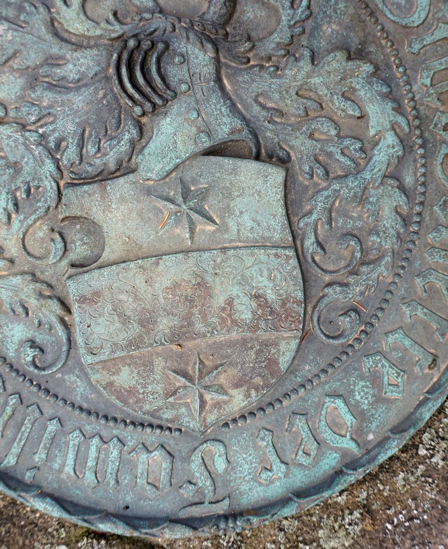 St. John's Cemetery, Grave E 5 Epitaph of the Schultheiss family / Detailed view with coat of arms