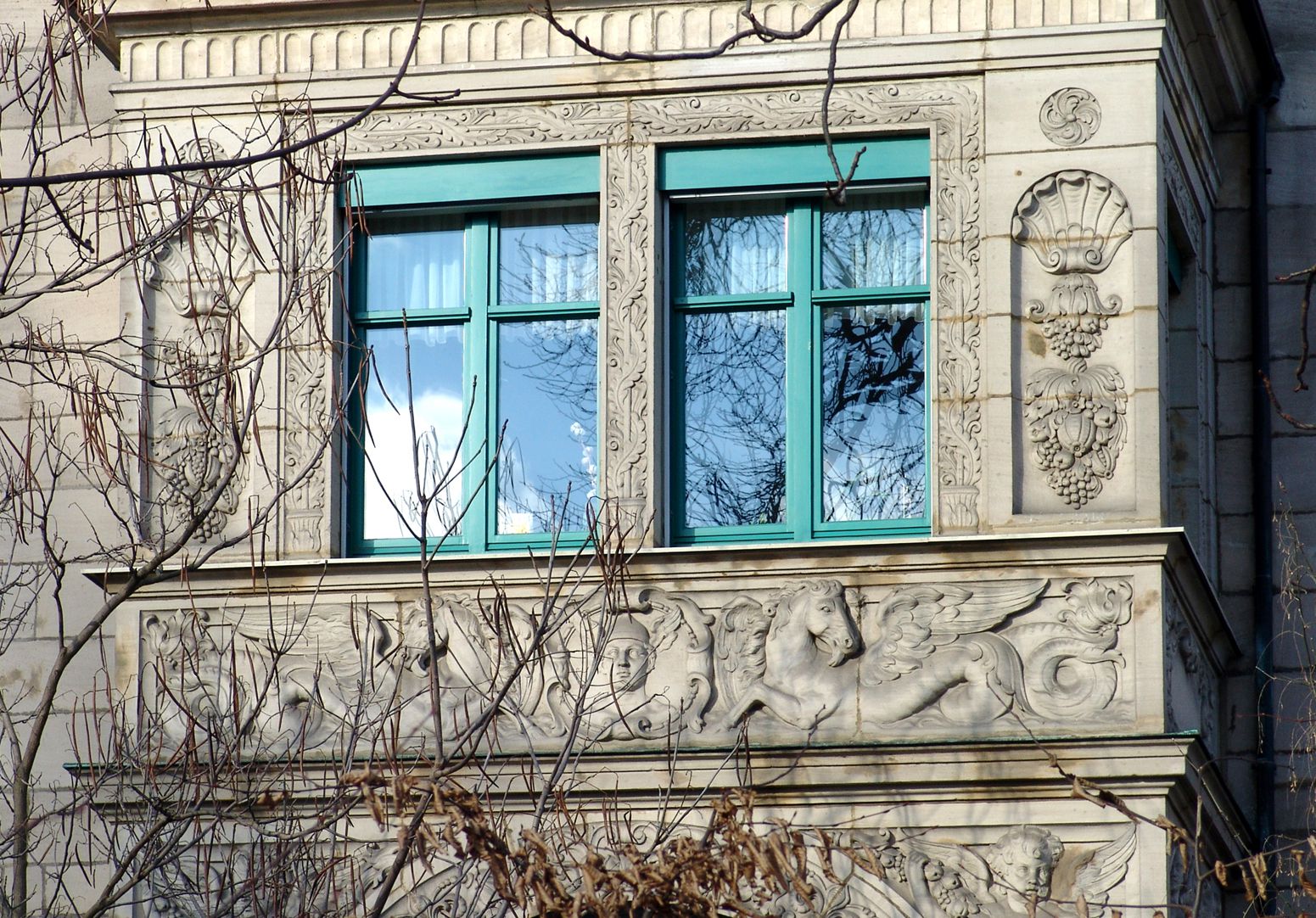 Residential building, Hallerwiese South side, bay window, detail