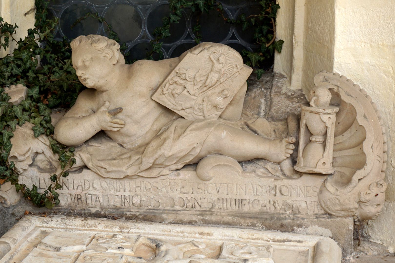 Pfinzing-Monument Putto am Kopfstück hält eine Reliefplatte mit der Darstellung der Auferstehung Christi