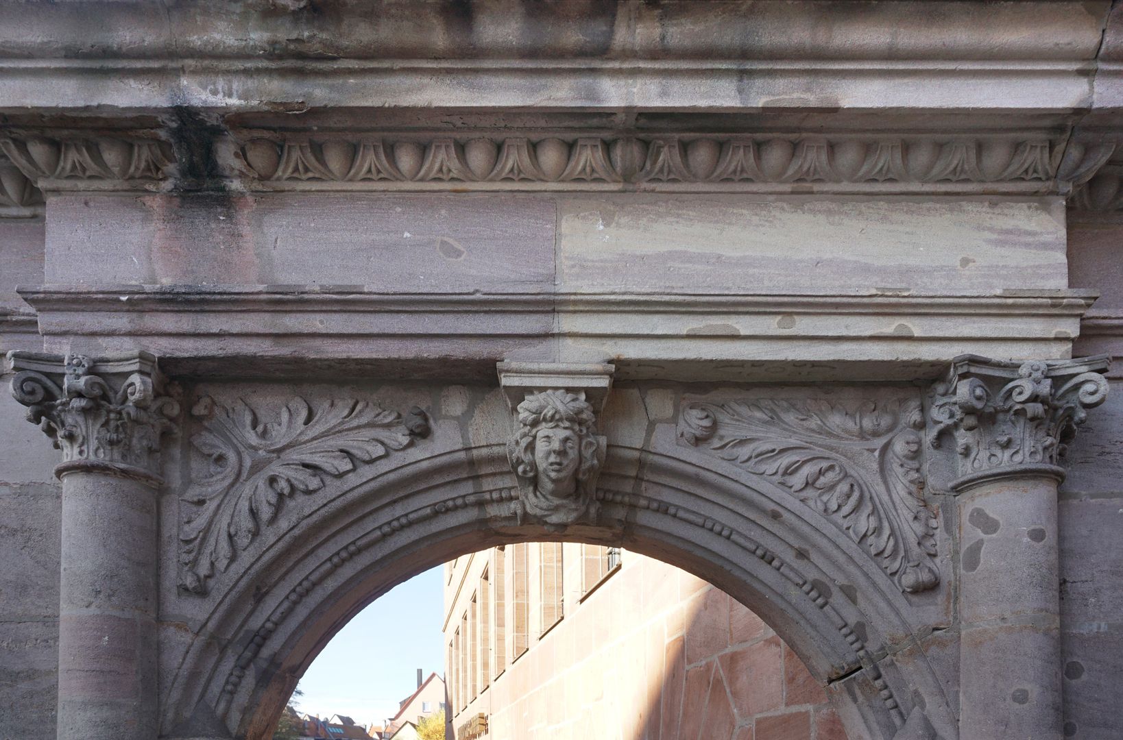 Portal mit Ochsen auf der Fleischbrücke Korinthische Halbsäulen, darüber Gebälk mit Eierstab
