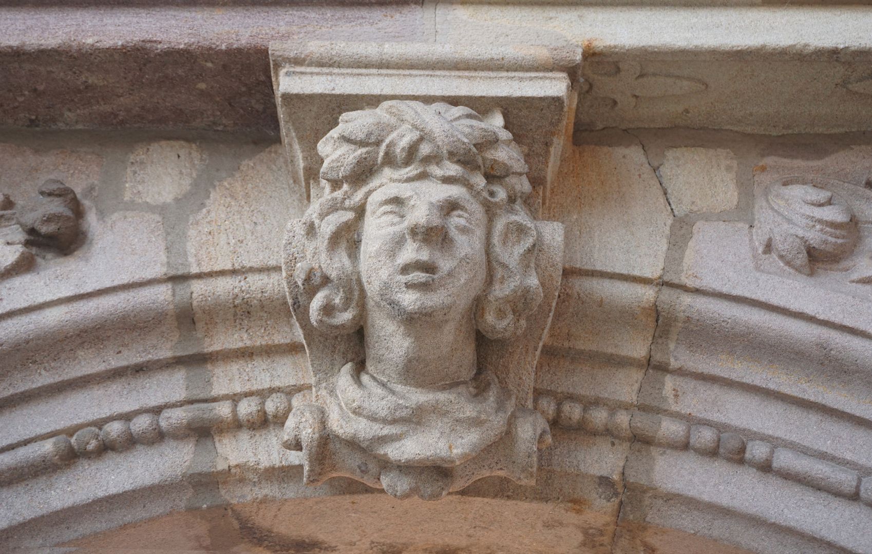 Portal mit Ochsen auf der Fleischbrücke Maskenschlussstein