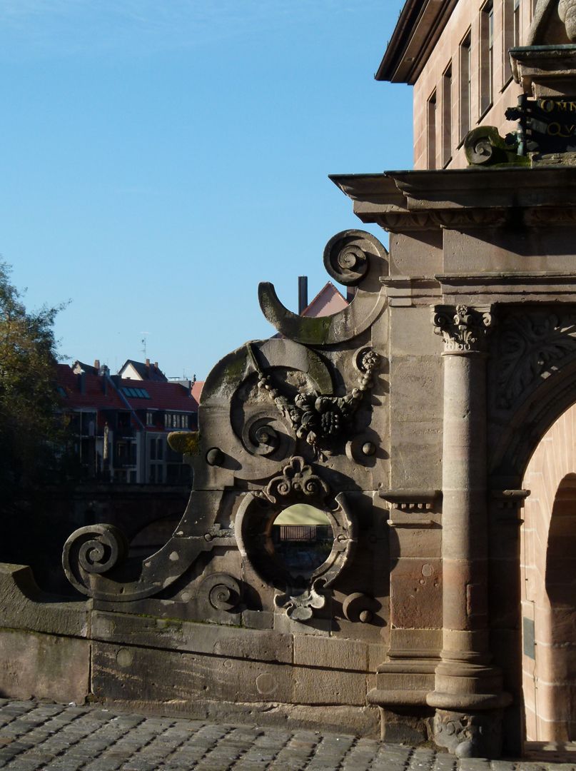 Portal mit Ochsen auf der Fleischbrücke Roll- und Beschlagwerk mit Früchtegirlande an der Flussseite des Portals