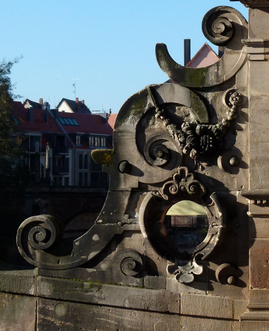 Portal mit Ochsen auf der Fleischbrücke Roll- und Beschlagwerk mit Früchtegirlande an der Flussseite des Portals