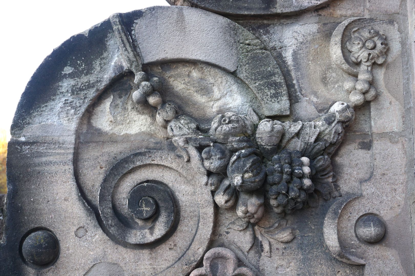 Portal mit Ochsen auf der Fleischbrücke Roll- und Beschlagwerk mit Früchtegirlande an der Flussseite des Portals, Detailansicht