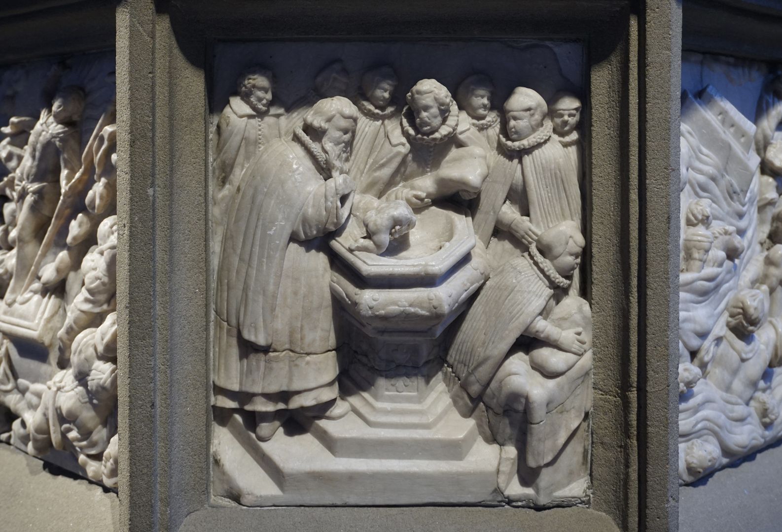 Marmorreliefs eines Taufsteins Marmorrelief / Position 3 / Vorgang einer Taufe in zeitgenössicher Darstellung des Jahres 1615