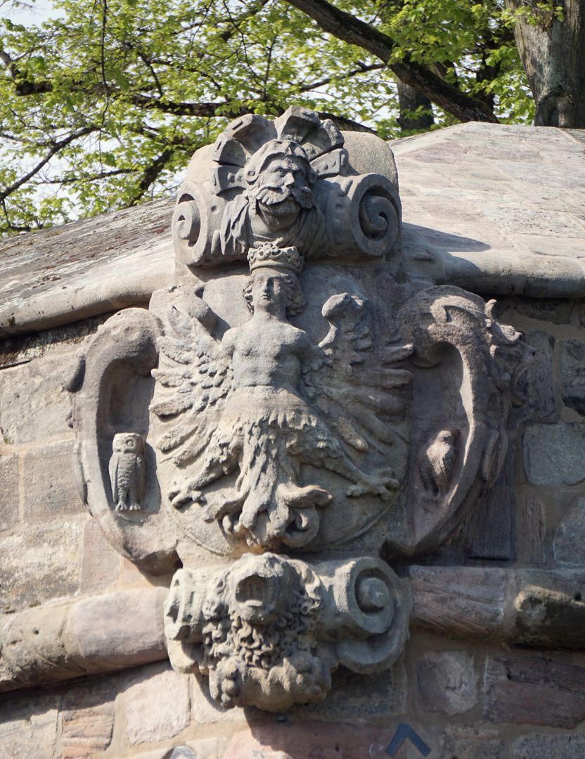 Vestnertorbastei: Wappen der Ostseite Der Jungfrauenadler mit Eule und Taube