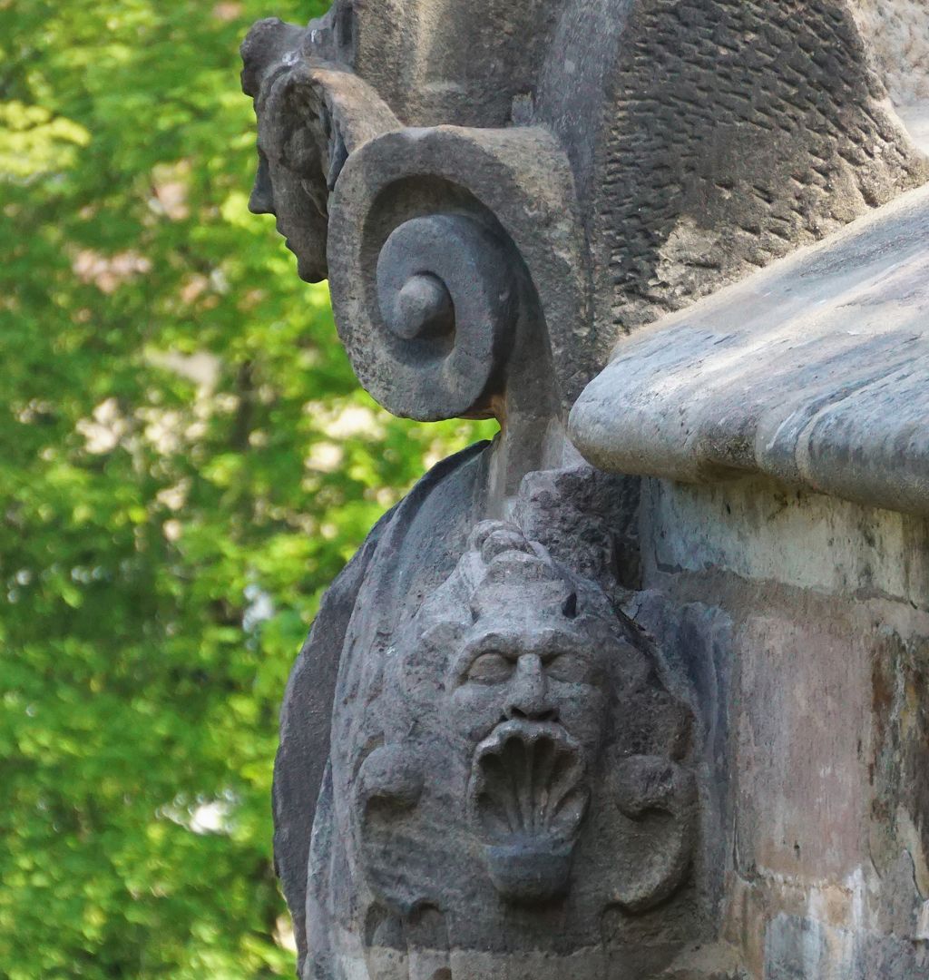 Vestnertorbastei: Wappen der Westseite seitliche Ansicht von Westen, Detail mit Maske und "Muschelmaul"