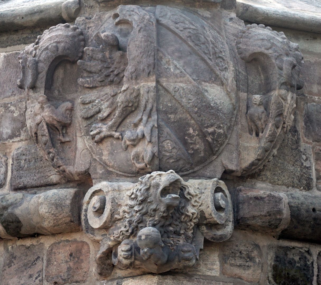 Vestnertorbastei: Wappen der Westseite Wappenschild, seitlich mit Hahn und Eule