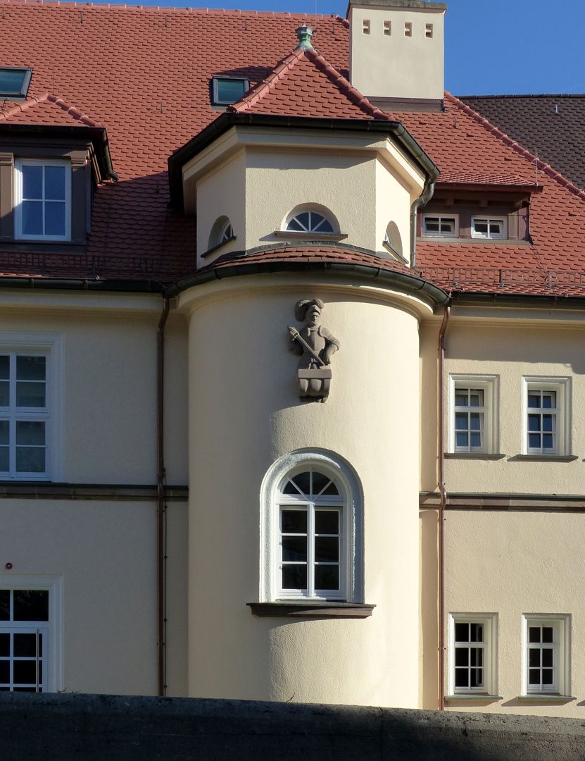Fassadenschmuck an der ehemaligen AOK / Mühlgasse Treppenturm mit St. Georg