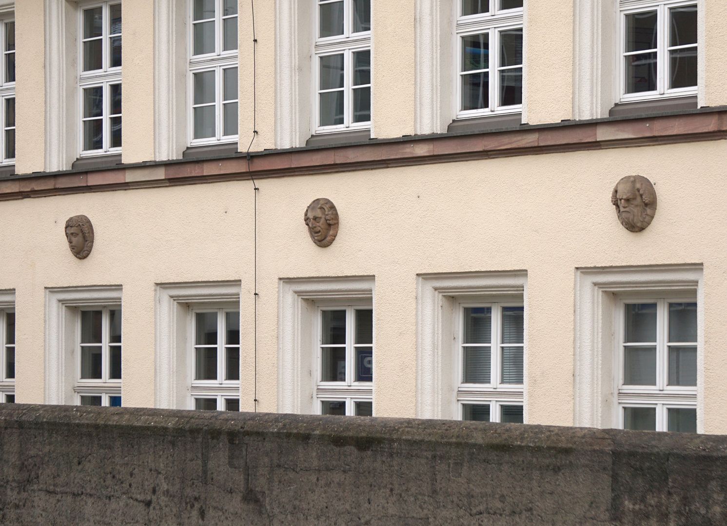 Fassadenschmuck an der ehemaligen AOK / Mühlgasse 