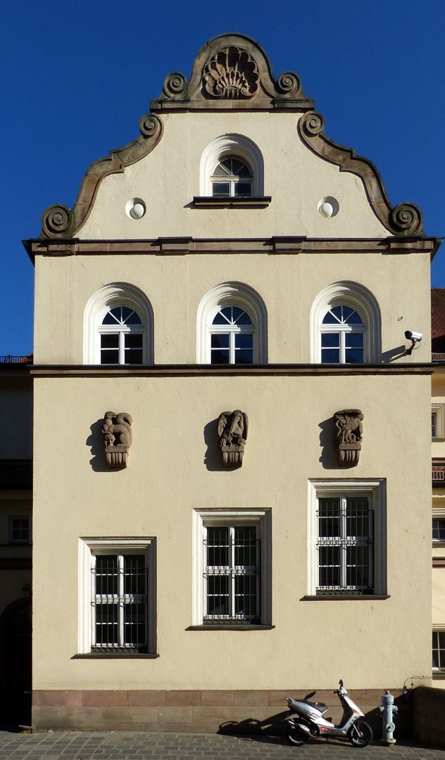 Fassadenschmuck an der ehemaligen AOK / Mühlgasse Treppenhaus
