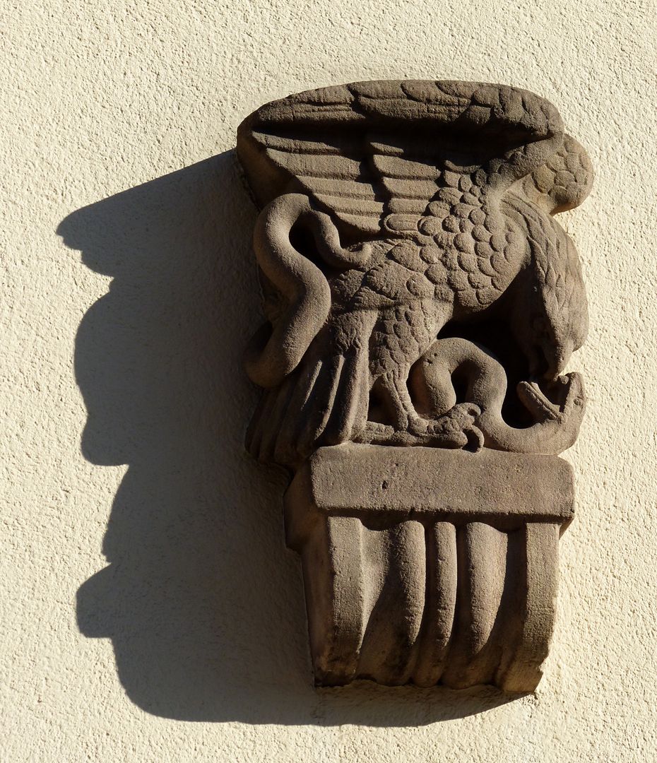 Fassadenschmuck an der ehemaligen AOK / Mühlgasse Adler mit Schlange