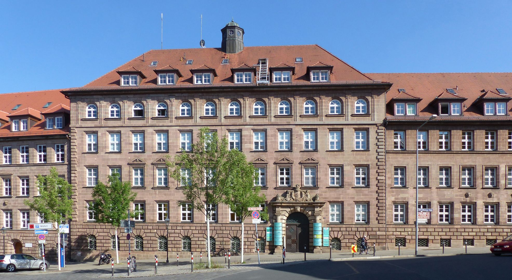 Fassadenschmuck an der ehemaligen AOK / Grillenberger Straße Hauptgebäude mit zwei Gebäudeflügeln