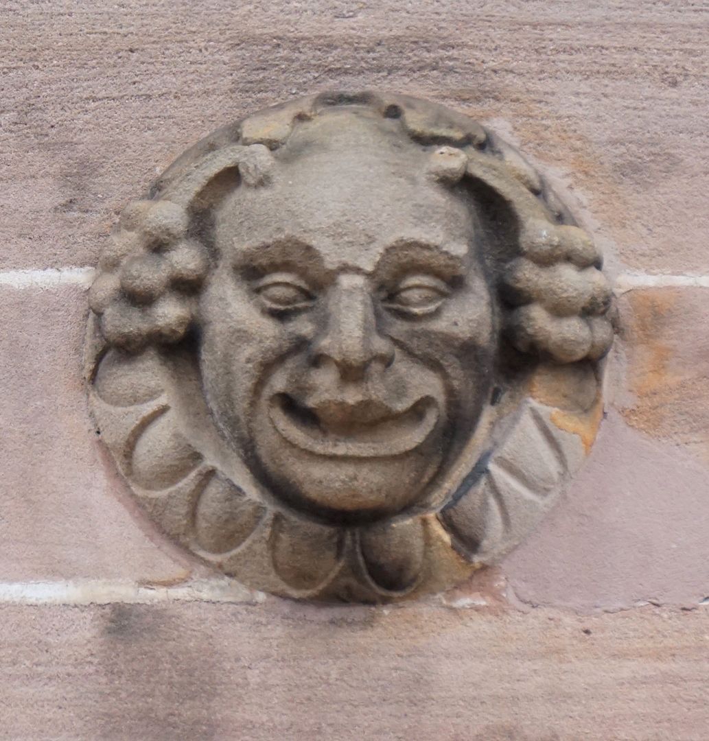 Fassadenschmuck an der ehemaligen AOK / Grillenberger Straße dritter Maskenkopf der Reihe