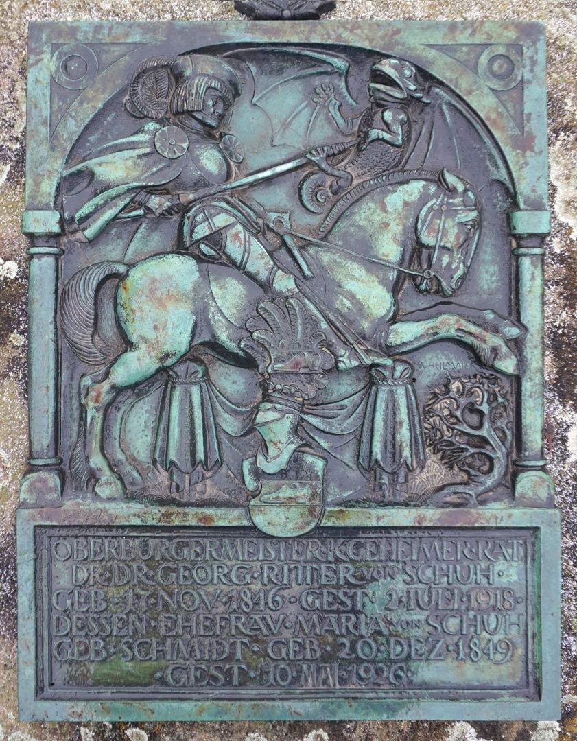 Epitaph des Oberbürgermeisters Dr. Georg von Schuh Darstellung hl. Georg mit dem Drachen und Inschrift