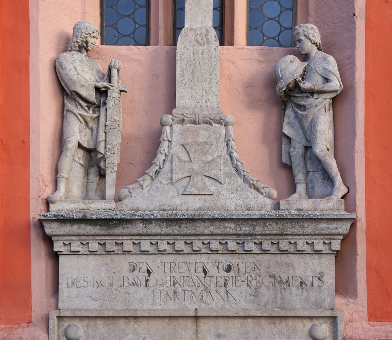 Kreuzigungsgruppe als Teil eines Gefallenendenkmals Assistenzfiguren, links und rechts eines Eisernen Kreuzes
