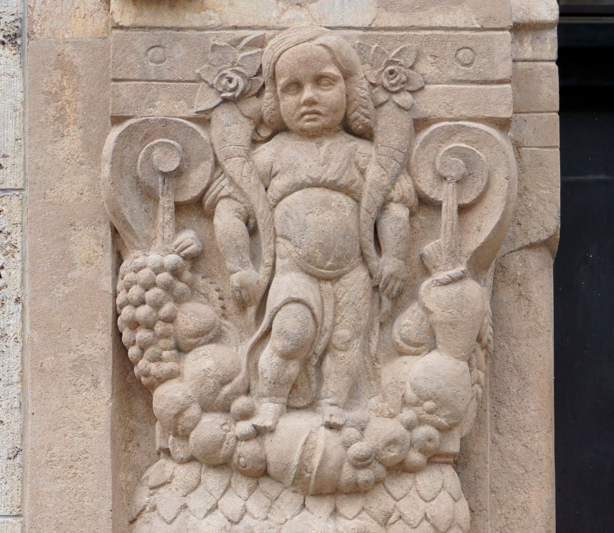 Portal left portal reveal, detail with a child standing on a fruit pendant carrying two cornucopias