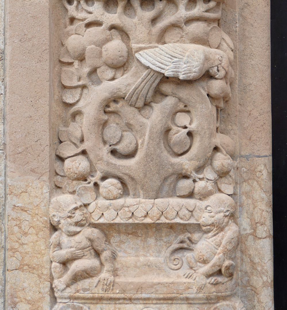 Portal left portal reveal, detail with parrot and monkey