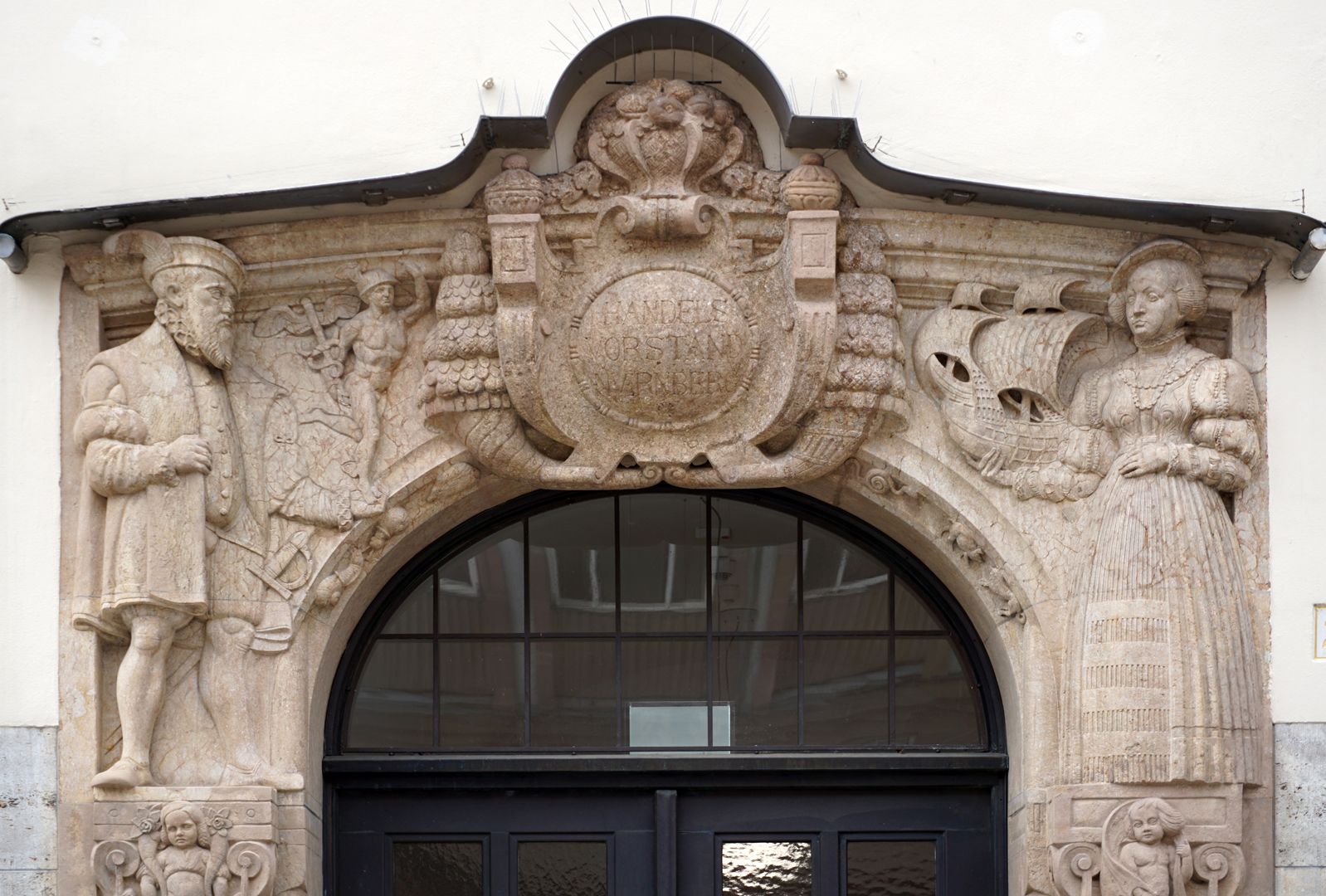 Portal Portal / upper edge with cartouche and inscription