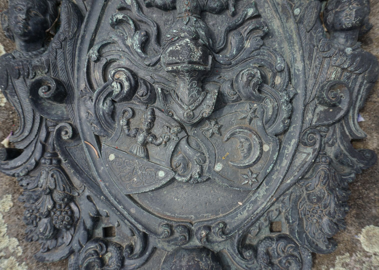 Epitaph des Rotschmieds Jacob Weinmann Untere Kartusche, Helm mit zwei Wappen