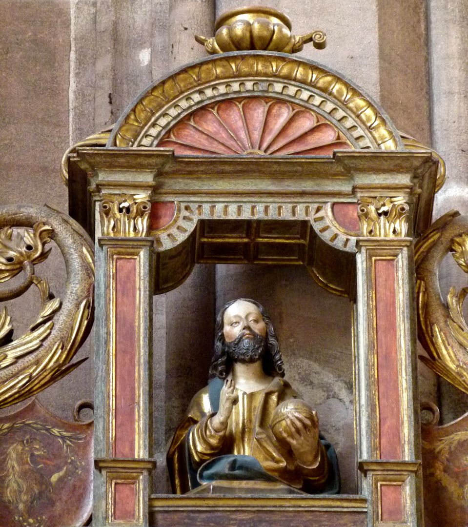 Johannesaltar (Altar der beiden Johannes) Giebel mit der segnender Salvatorbüste