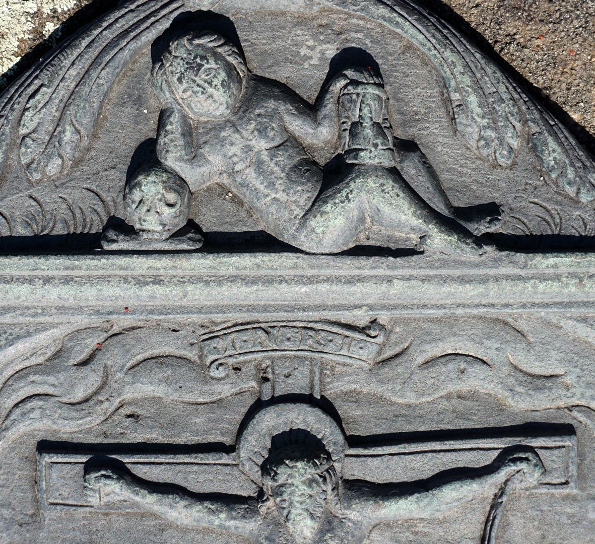 Johannisfriedhof Grabstätte 910 Genius mit einer Sanduhr stützt sich auf einem Totenkopf