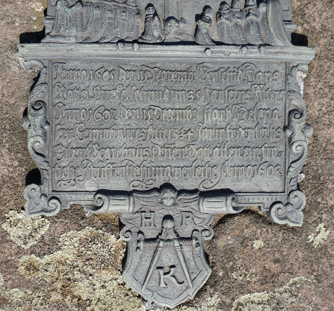 Johannisfriedhof Grabstätte 910 Inschrift und Wappenschild mit Zirkel