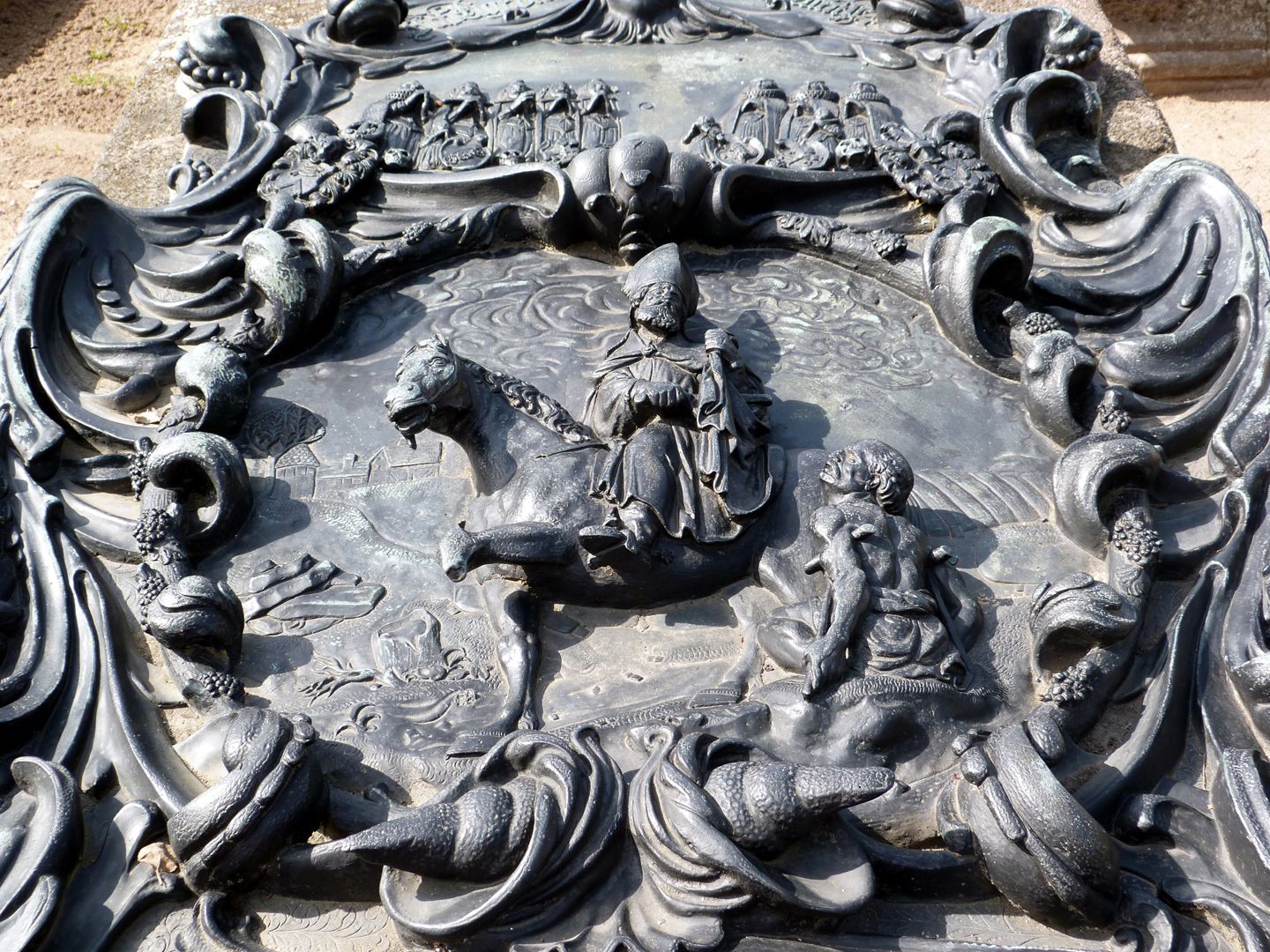 Epitaph des Martin Peller (gest. 1629) und Ehefrau Maria Viatis (gest. 1641) Kartusche mit Darstellung des Namenspatrons Martin zu Pferd und dem Bettler in flacher Sicht