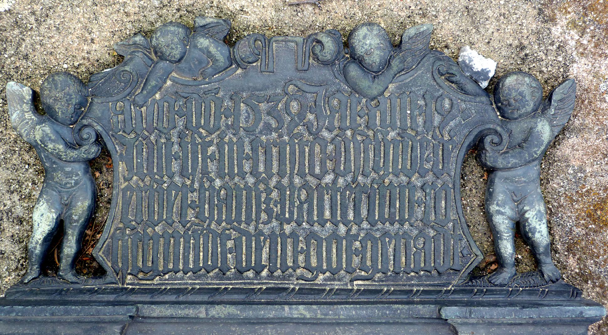 Epitaph des Hanß Parterum Inschrift, links und rechts von Engeln gehalten. "Der linke obere Engel rückt noch am Jahr"