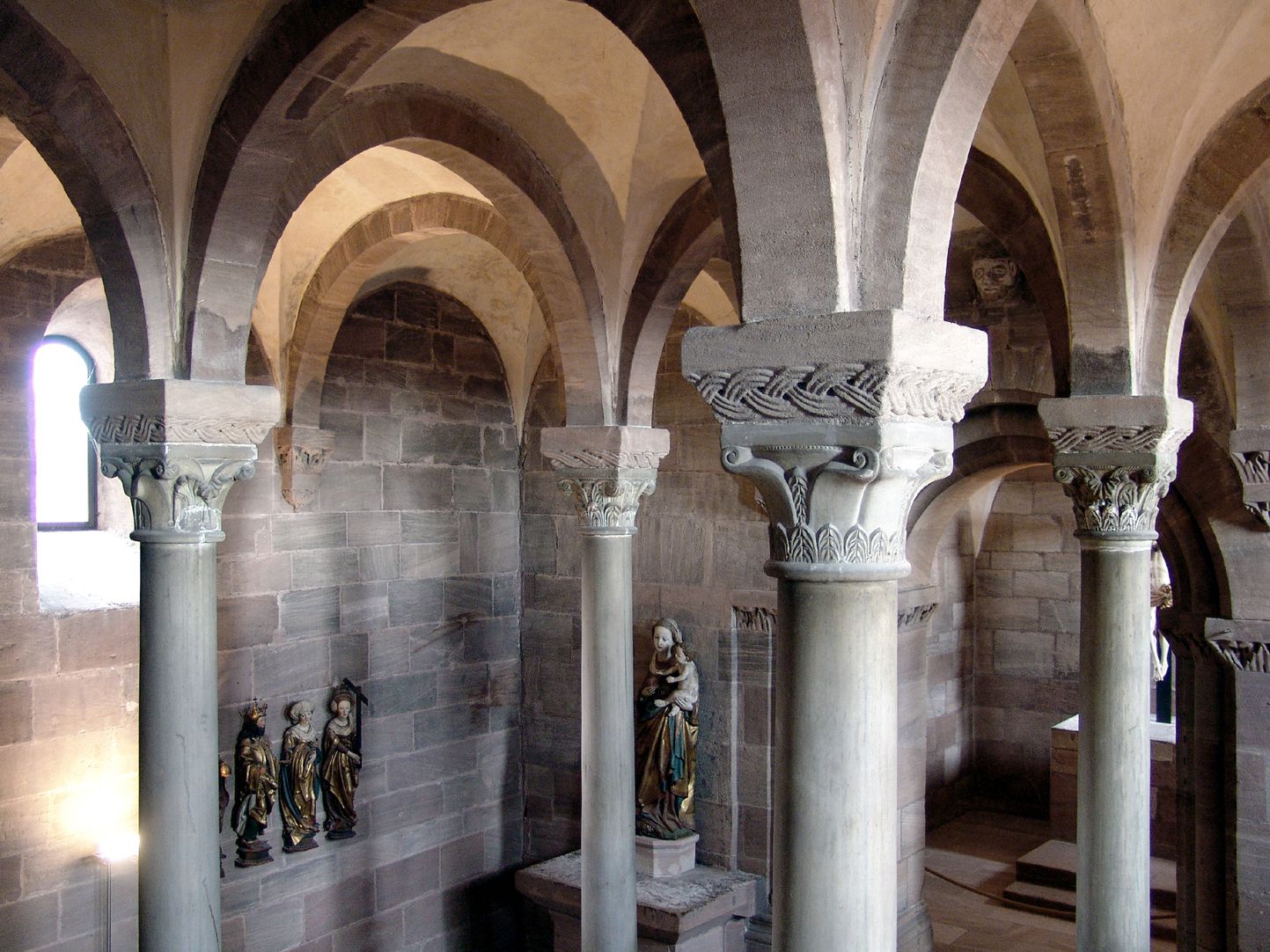 Kapelle der Kaiserburg Querblick durch die Obere Burgkapelle von Südwest nach Nordost