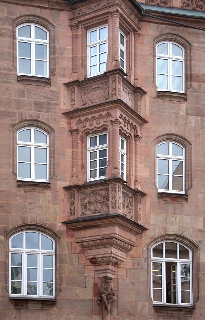 Karolinenstraße 57 Multi-storey bay window facing Hefnersplatz