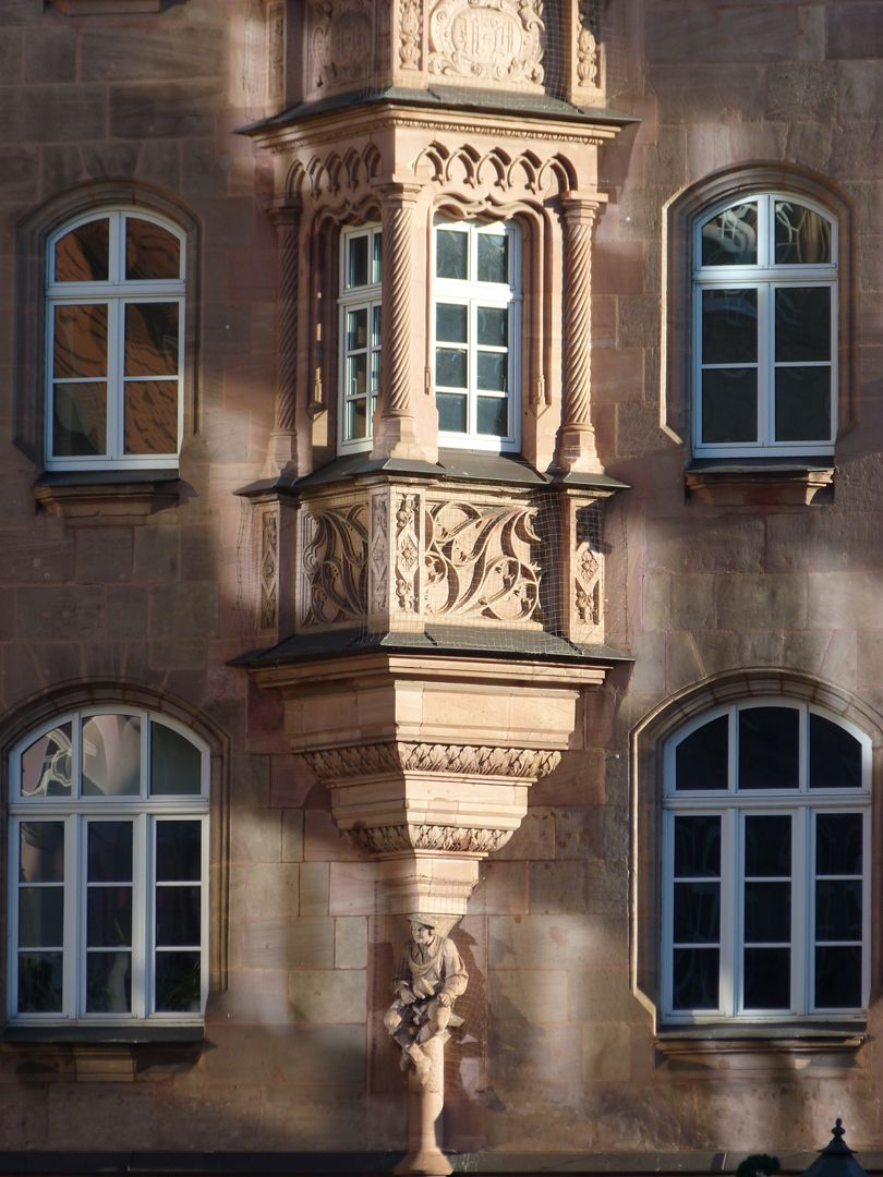 Karolinenstraße 57 Bay window facing Hefnersplatz / sronemason figure, first floor