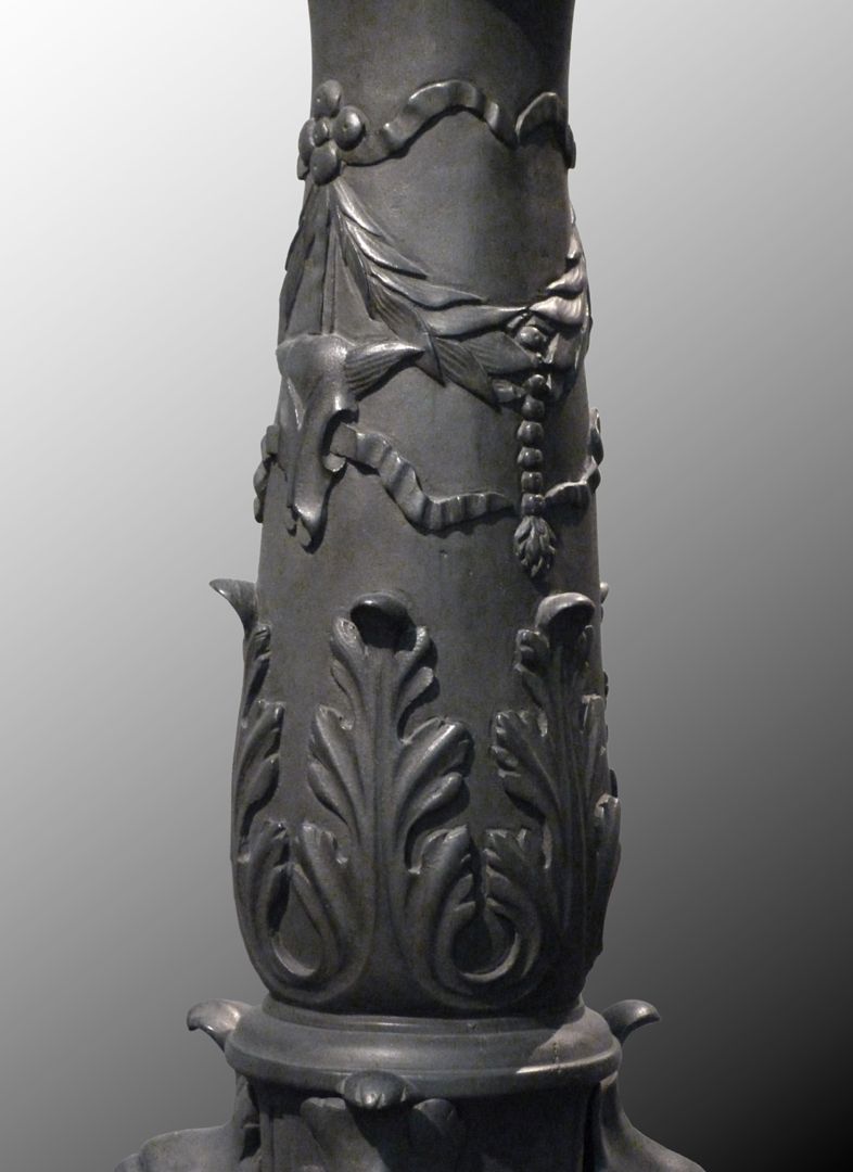 Kleopatra-Brunnen Kandelaberartiger Säulenschaft mit Akanthusblättern und Girlanden