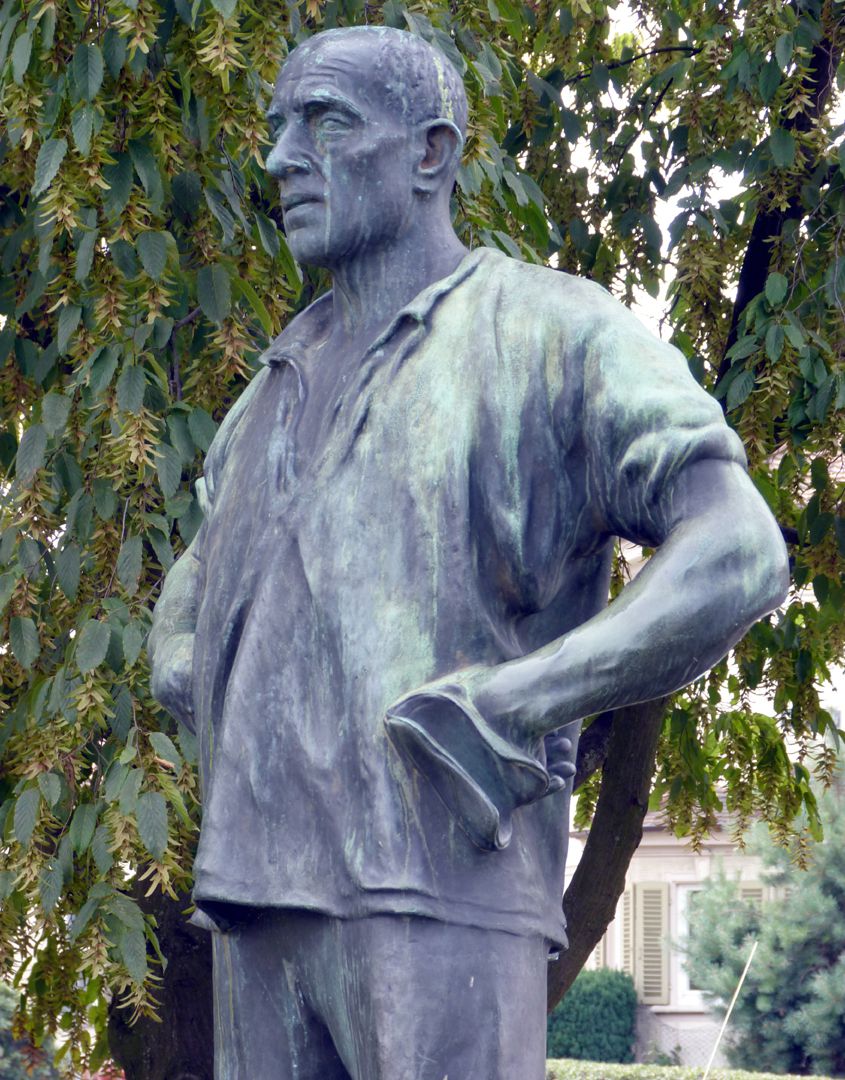 Statue of a miner Diagonal view, upper part of the body