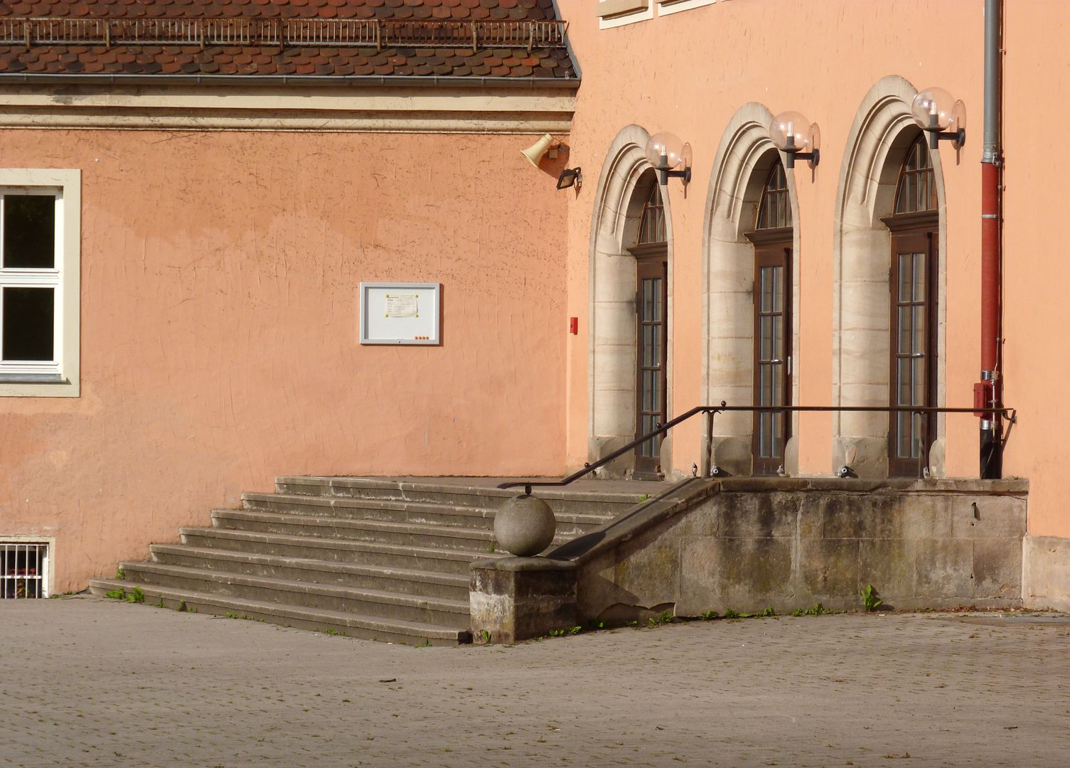 Konrad-Groß-School Hofseite, Eingang