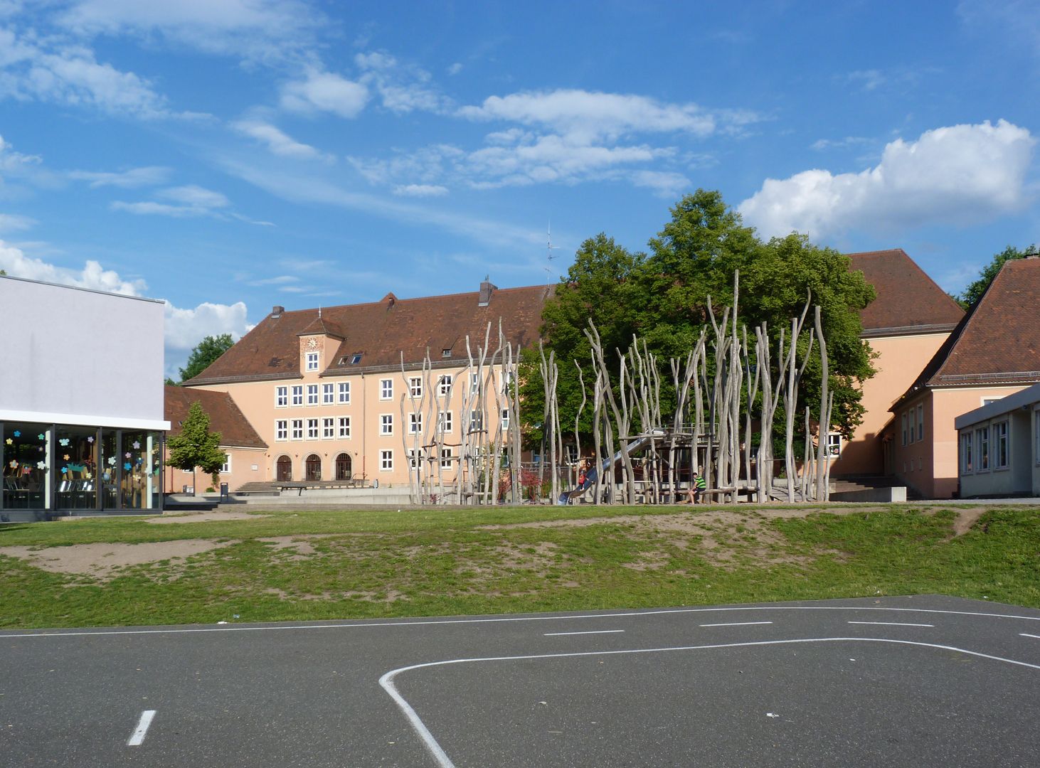 Konrad-Groß-School Hofseite, Neubau und Spielfeld