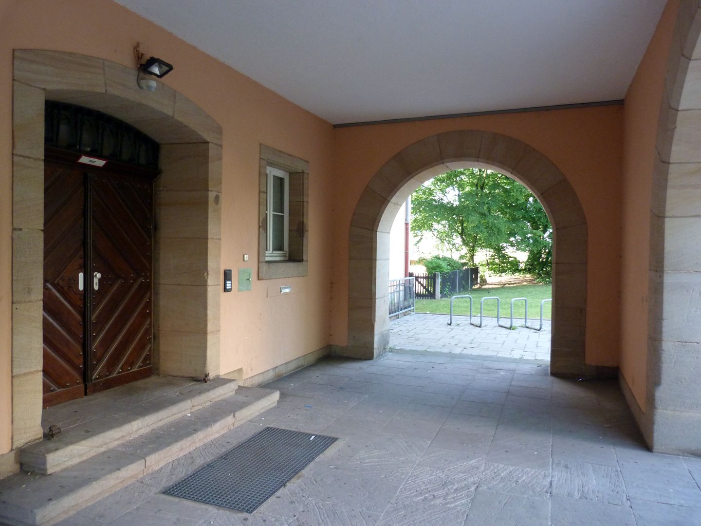 Konrad-Groß-School Straßenseite, Turm mit Eingang
