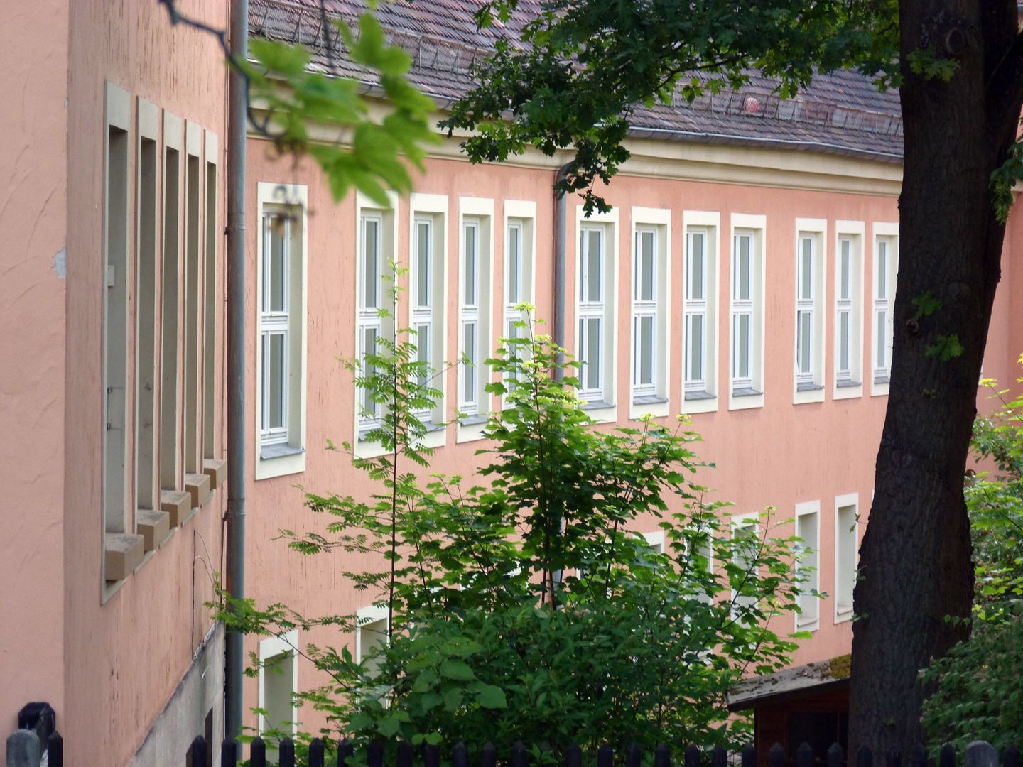 Konrad-Groß-School Dresdener Straße, Fassadenflucht