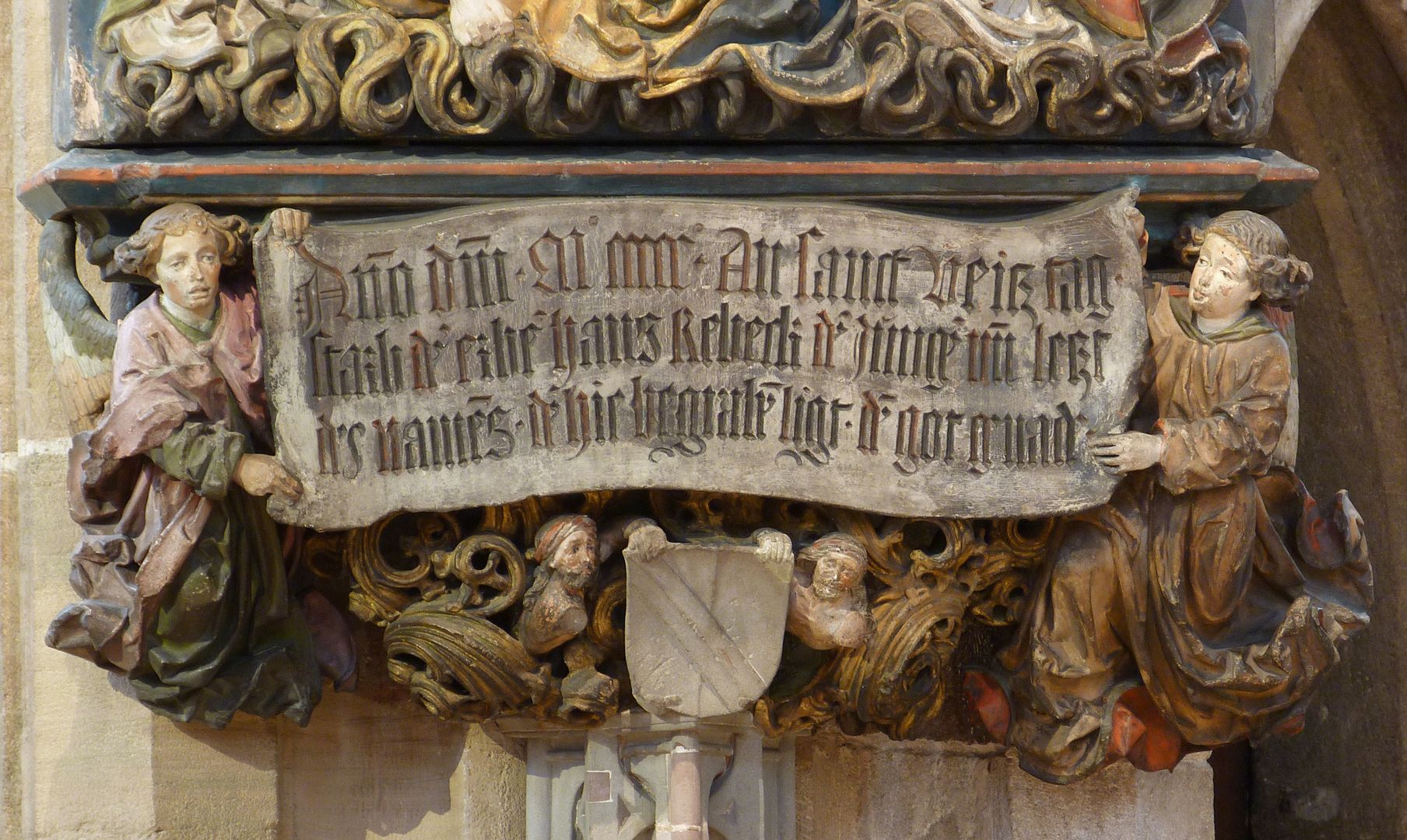 Epitaph of Hans Rebeck Die von zwei Engeln gehaltene Inschrift, darunter zwei Wappenträger mit Wappen