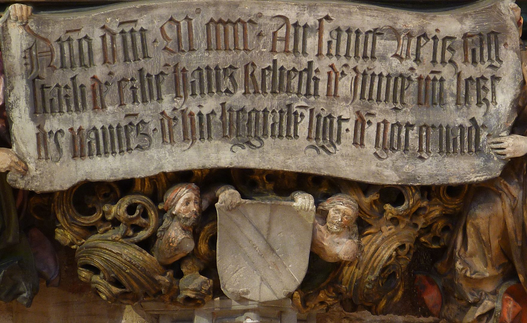 Epitaph of Hans Rebeck Inschrift, darunter zwei Wappenträger mit Wappen