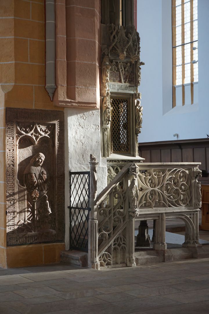 Sacrament house in Schwabach Stairs, ambulatory and tabernacle from the northwest, on the left the tombstone of the mint master Hans Rosenberger (around 1510)