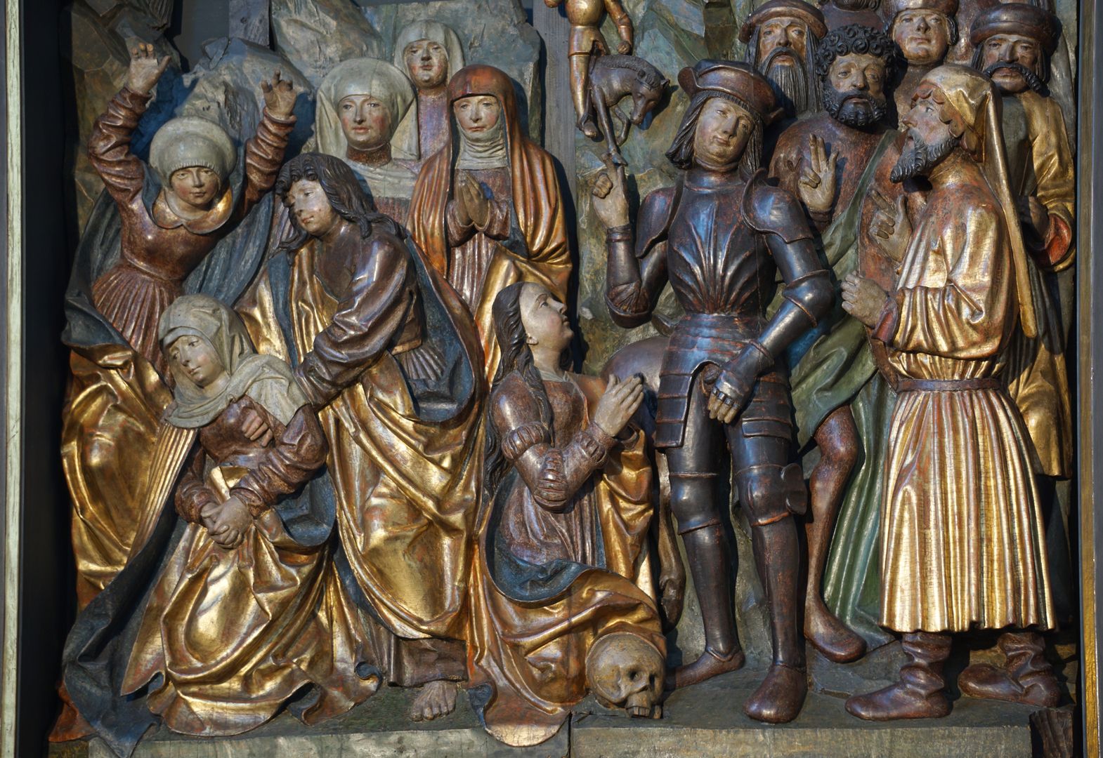 Kreuzaltar Schrein: Menschenmenge unter den Gekreuzigten, Detail mit dem Longinus ohne Lanze, vor ihm die flehende Magdalena