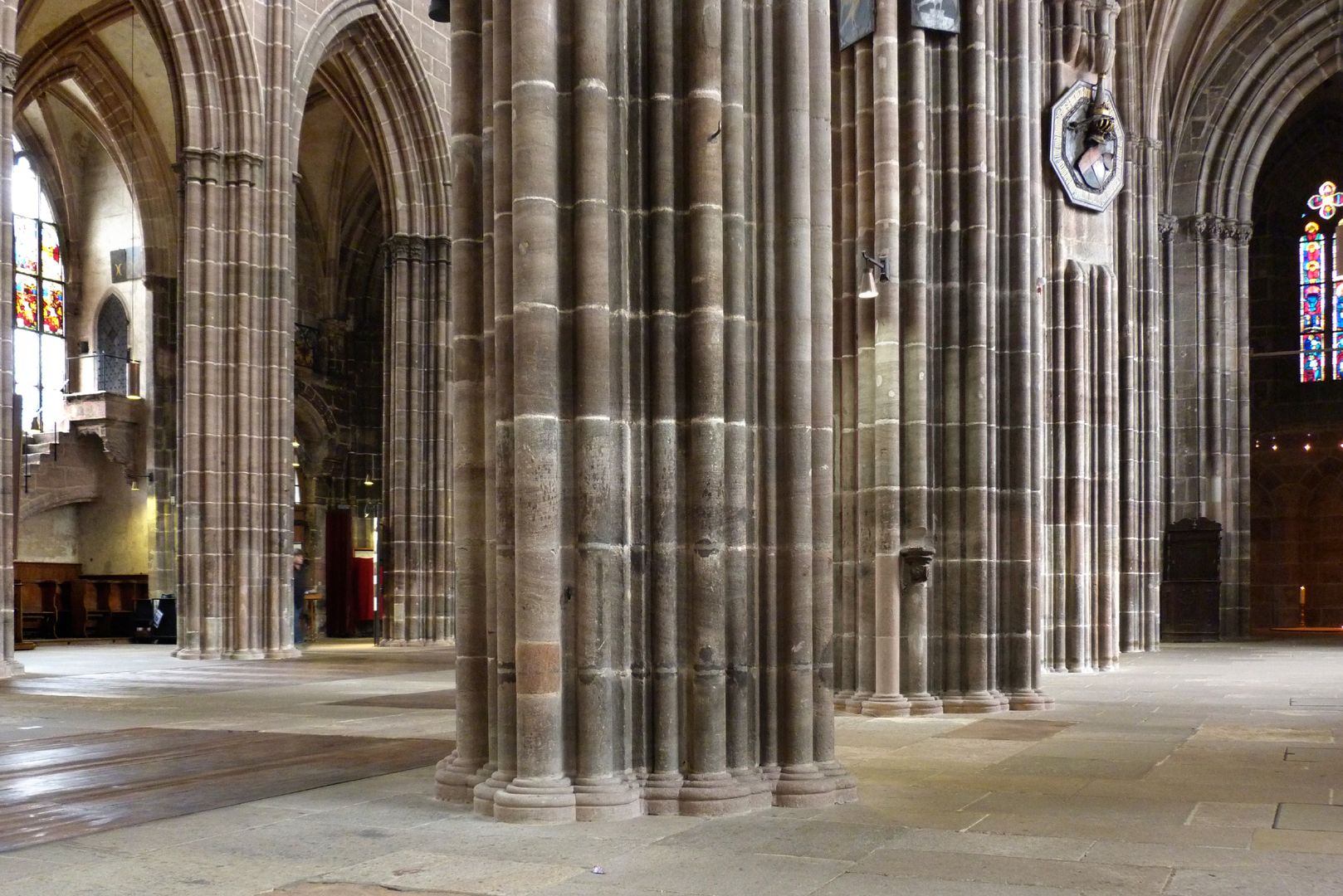 Die Lorenzkirche als Architektur Schrägblick vom nördlichen Seitenschiff nach SW