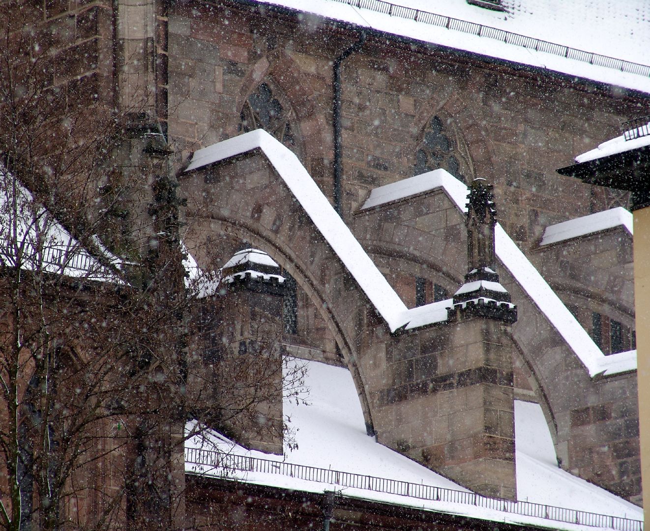 Die Lorenzkirche als Architektur nördliche Knickstrebepfeiler der Basilika